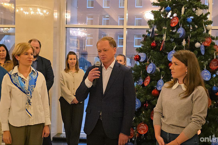 В Доме правительства Ленобласти дали старт региональной акции «Ёлка желаний»