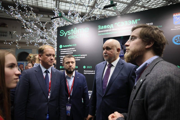 Министр энергетики России Сергей Цивилев ознакомился с продукцией Ленинградской области на Российской энергетической неделе в Москве